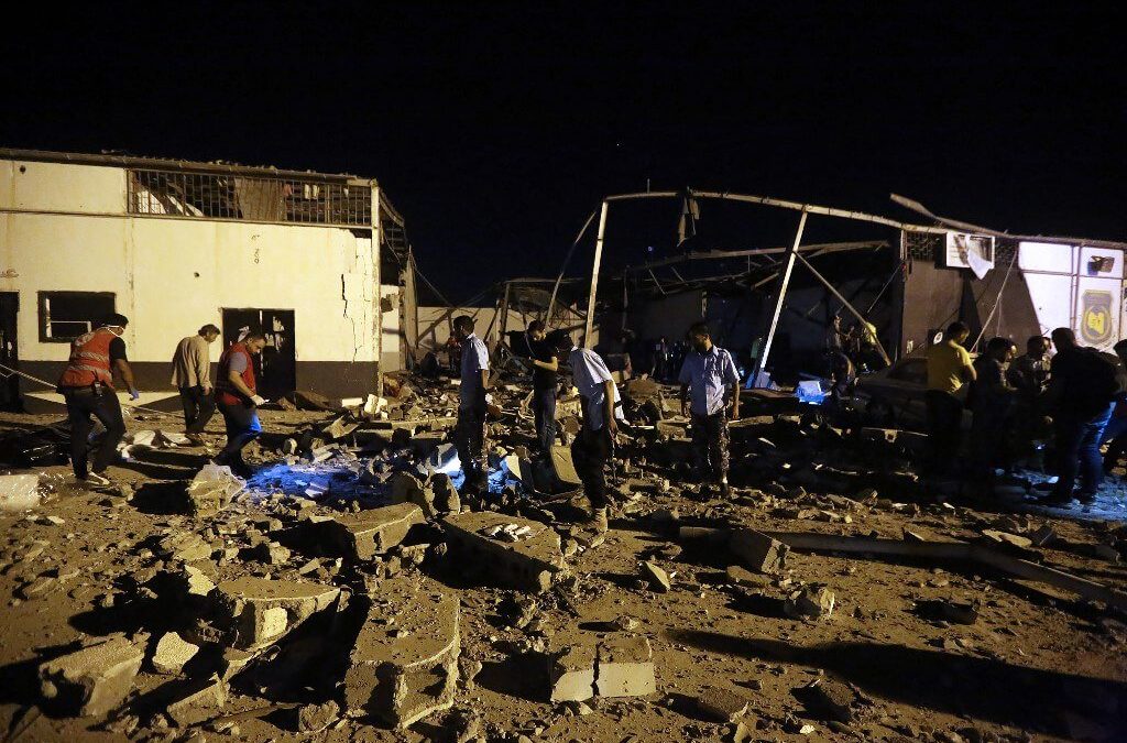 Mueren 44 migrantes durante ataque en centro de detención en Libia